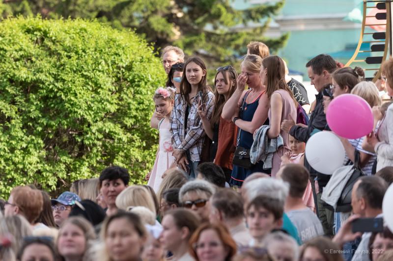 На открытии любого ЗМКФ у багуловой дорожки сотни зрителей готовы выстраиваться в несколько ярусов, чтобы увидеть начало праздника кино. Фото Евгения Галузы